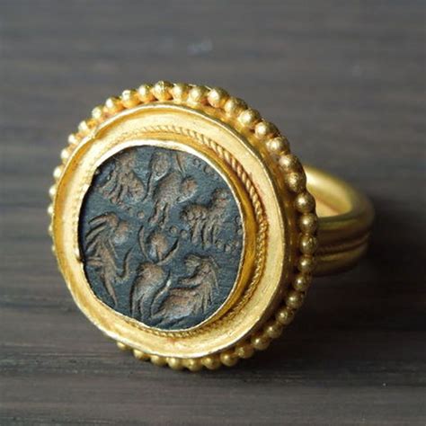 en ce moment aux encheres catawiki romeinse gouden ring met gem gevleugelde heiligen en