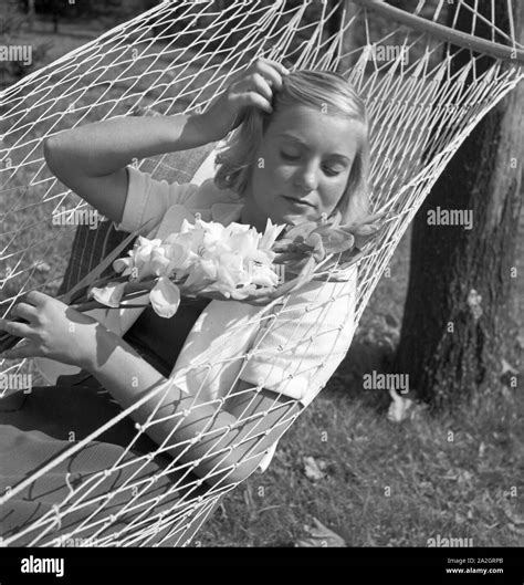 Deutschland 1930er Jahre Junge Frau Im Garten Im Sommer Hi Res Stock