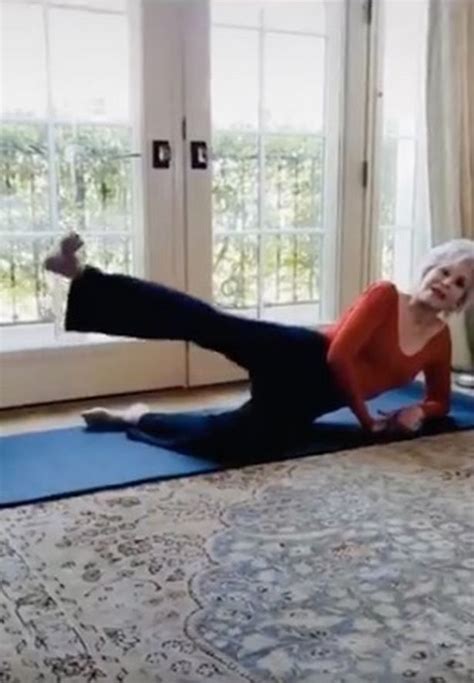 Jane Fonda 82 Shows Off Flexibility In New Workout Video