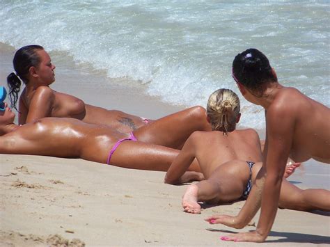 naked friends play around at a public beach pichunter