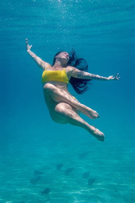 woman posing underwater photographer anais chaine