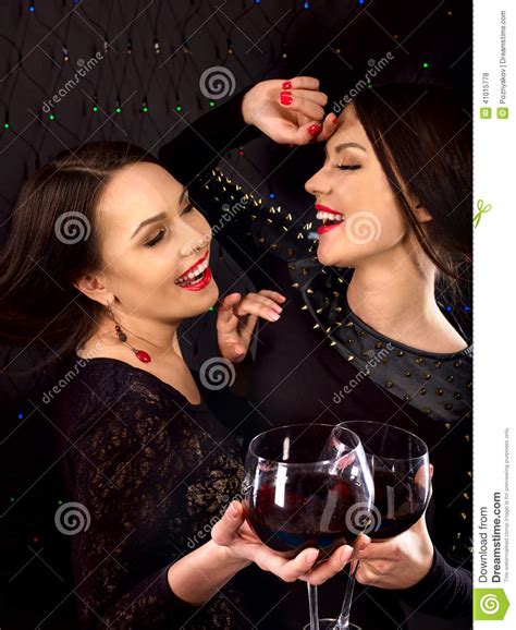 Dwa Seksownej Lesbian Kobiety Z Czerwonym Winem Zdjęcie Stock Obraz