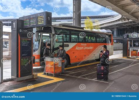 shuttle airport limousine bus  standby   bus stop  narita international airport