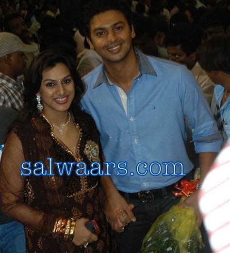 tamil actor srikanth wife vandana spotted with banaras salwar kameez at radha ravi son wedding