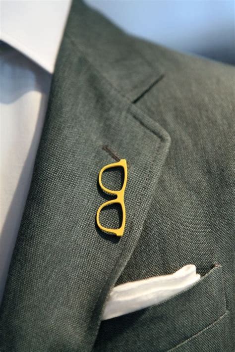 simple guide  styling  lapel pin  correct