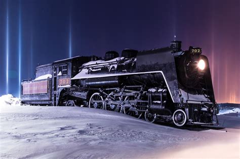 pic   train  reminds      polar express