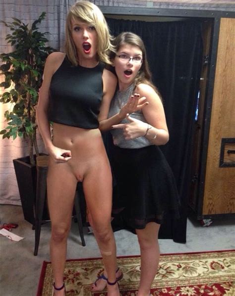 taylor swift flashes her holes