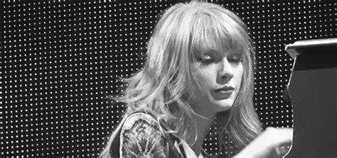 t swift is wearing her hair like she did in 2010 to win back your love