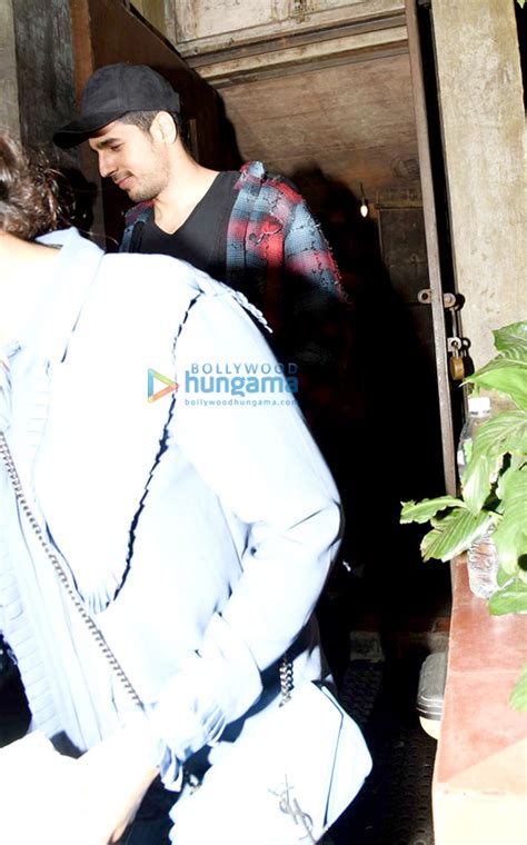 Sidharth Malhotra And Jacqueline Fernandez Snapped Post Dinner At Pali