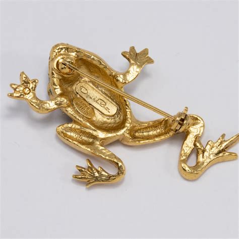 oscar de la renta gold frog pin brooch with pave green