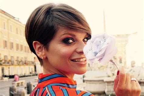 Le foto del nuovo taglio di capelli di alessandra amoroso su instagram, un taglio di capelli corto con frangia corta di colore castano. Il taglio di capelli di Alessandra Amoroso Ã¨ il piÃ¹ copiato dell'estate