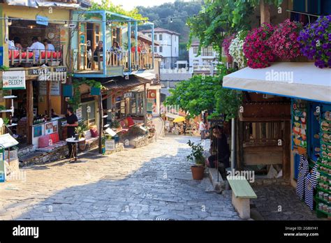 la calle principal del  bar stari grad bar montenegro bordeada