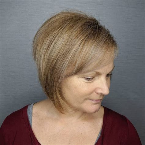 15 Slimming Short Hairstyles For Women Over 50 With Round