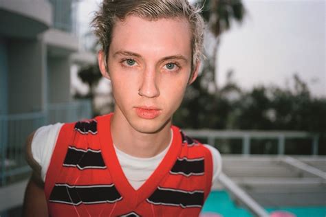 troye sivan calls out interviewer for asking questions about his sex