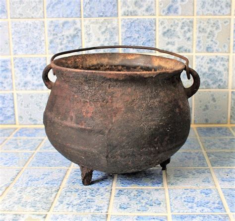 rare antique cast iron    legged footed rustic planter  kettle cowboy beanpot
