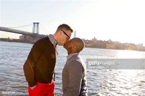 Black Gay Kissing Photos Et Images De Collection Getty Images