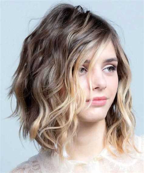 Capelli medi · i tagli capelli medi primavera estate 2022 sono mossi e con frangia: Tagli capelli mossi 2021 corti, medi, lunghi: Tendenze