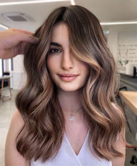 Capelli castani balayage, capelli biondi castani, colori capelli castani, . Balayage capelli castani 2020: cos'Ã¨, come si fa e le foto piÃ¹ belle Foto 2