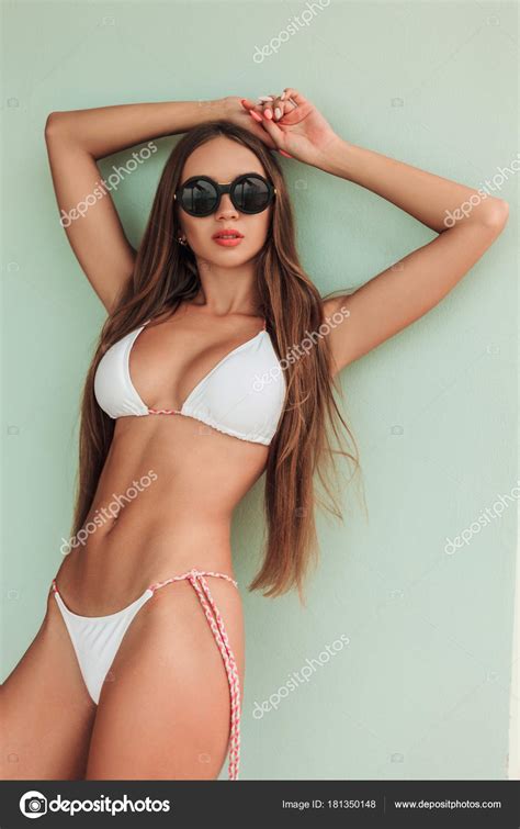 hermosa chica con pelo largo posando gafas sol bikini con — foto de stock © yuliyakirayonakbo