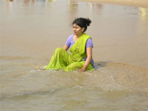 Indian Aunty Bathing In A River Chuttiyappa