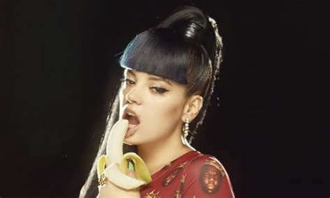 lily allen says her video for hard out here isn t to do with race she