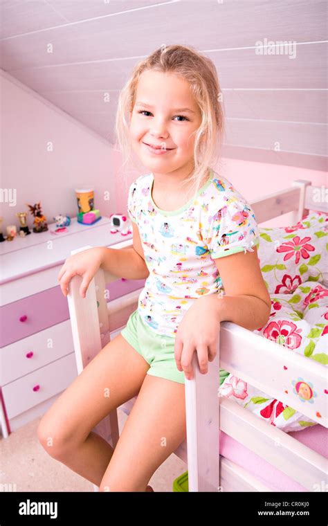 Kleines Mädchen Im Bett Aufstehen Stockfotografie Alamy