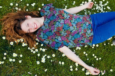 ver redhead with floral shirt lying in the daisies del colaborador de