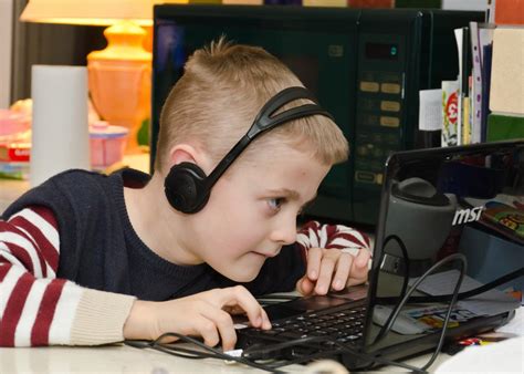 ein kind sitzt vorm computer pfarrbriefservicede