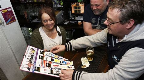 een setje darts bij een glas bier de ondernemer