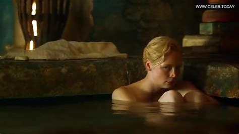 Brienne Of Tarth Taking A Bath With Jamie Porndroids Com