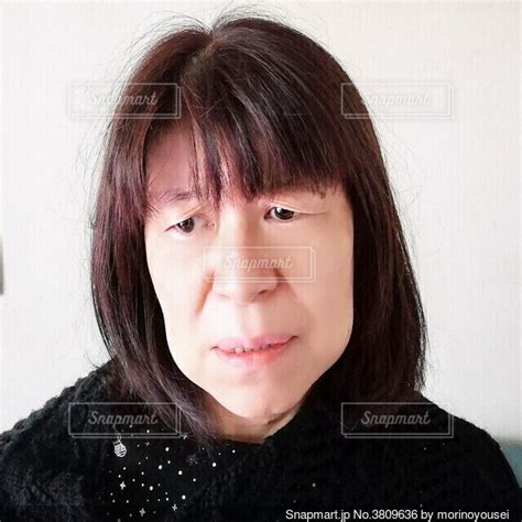 困った顔をする60歳の女性の写真・画像素材[3809636] Snapmart（スナップマート）