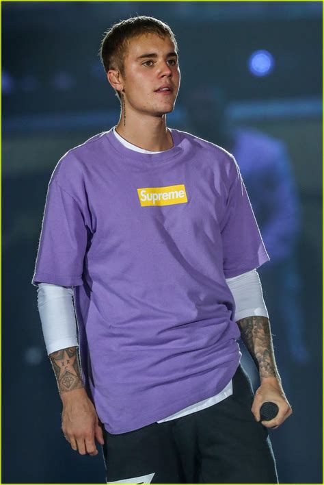 Photo Justin Bieber Flashes His Abs During Paris Concert 12 Photo