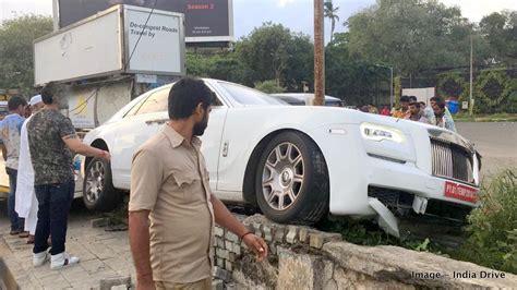 rolls royce ghost crashes   mumbai footpath