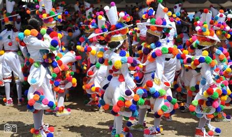 vrolijk geklede kinderen muziek en dans de kinder parade  dushi curacao kinderen