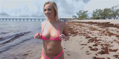 smiling teen huge natural tits flashing on beach boobs flash pics flashing s public