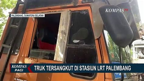 truk hantam  tersangkut  stasiun lrt palembang bak terpisah
