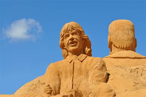 12 stunning sand sculptures of rock musicians that look real