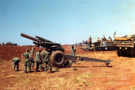 mm howitzer   towed howitzer  id pleiku vietnam novembr