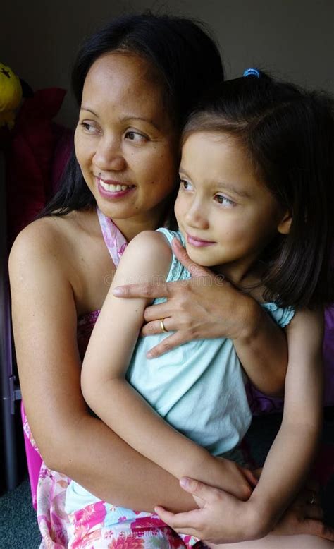 Filipijnse Vrouw En Haar Dochter Het Babbelen Stock Afbeelding Image