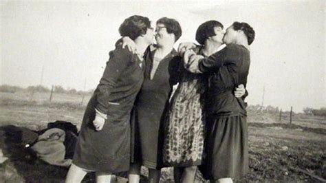 10 ‘gal pals from your history books who were totally getting it on