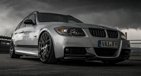 bmw  series touring  turns heads  breaking  bank carscoops