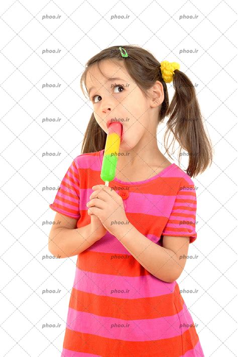 عکس با کیفیت دختر در حال خوردن بستنی رنگی در پس زمینه سفید – عکس با