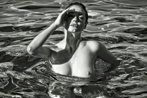 Rose Mcgowan Nude Photoshoot Flaunt 2014 10 Pics
