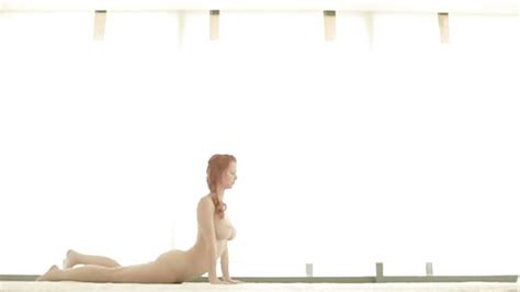 rousse toute nue qui fait du yoga