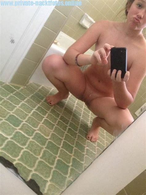 nackt selfie auf dem boden hockend private nacktfotos