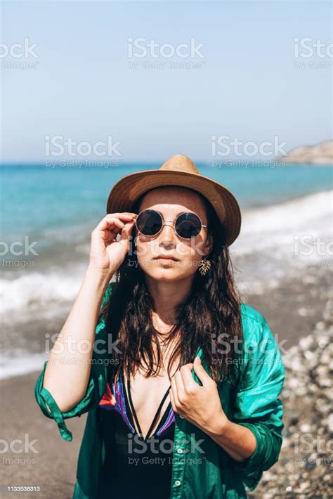 Ładna Pan Asian Travel Girl Relaksująca Się Na Plaży Nad Morzem W