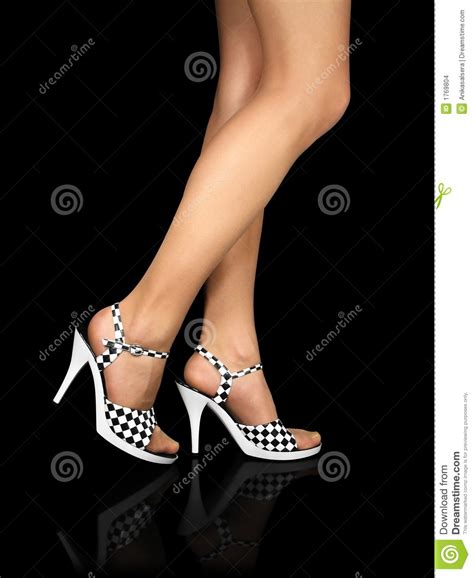 pattes sexy avec des chaussures de hauts talons chemin de clipping