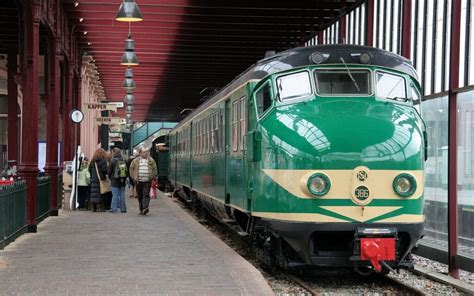 treintjes kijken er komen twee unieke historische treinen langs