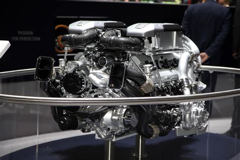 close    bugatti chirons monster   engine