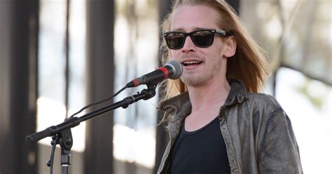 What Is Macaulay Culkin S Net Worth And When Did He Date